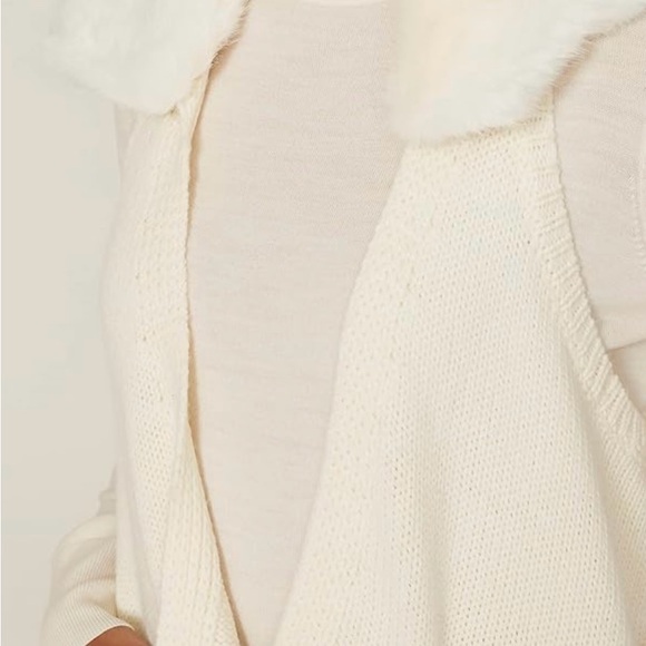 Chic White Knit Vest with Faux Fur Collar - Picture 4 of 5